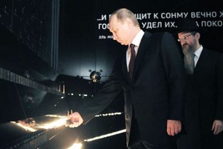 Владимир Путин зажигает свечу памяти в "Еврейском музее и Центре толерантности"