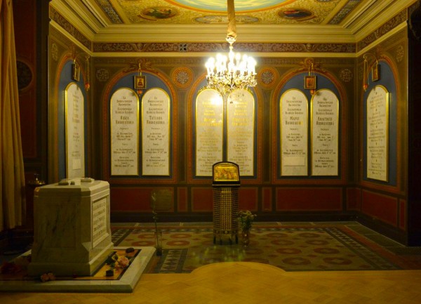 Надгробие над Святыми Мощами Царя и Царственных Мучеников в Петропавловском соборе в Санкт – Петербурге.