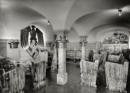 Строго нордическое «убранство» нацистской «часовни». Партийный дом НСДАП в Верхней Баварии, 1938 г.