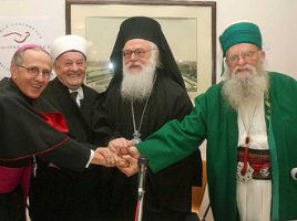 Архиеп. Анастасий (Ианнулатос) с католическим албанским архиепископом, муфтием и суфием. Тирана, 2009 г.