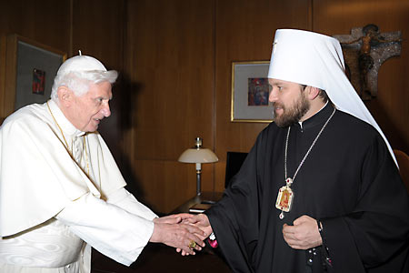Приветствие или прощание? Бенедикт XVI и митр. Иларион (Алфеев)