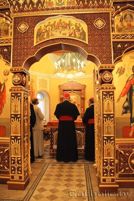 Католические иерархи в алтаре православной церкви в Минске