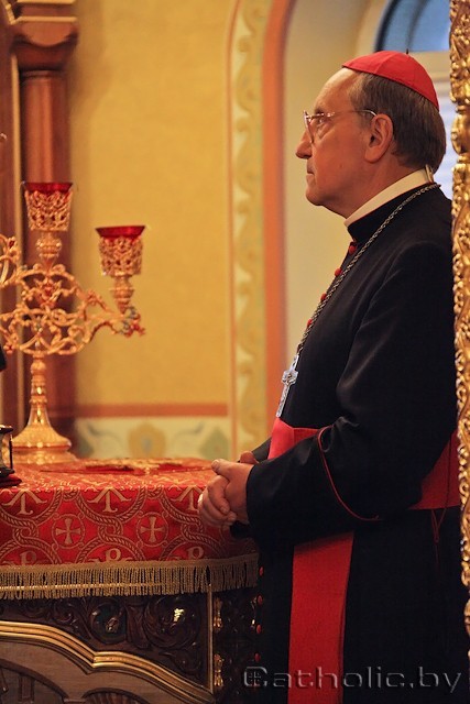 Католические иерархи в алтаре православной церкви в Минске