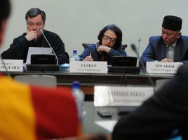 Отец Всеволод Чаплин с коллегами: Аллой Гербер и муфтием Кргановым. 4 октября 2012 г. в Общественной палате РФ