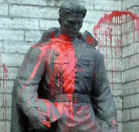 Бронзовый солдат в Таллине, оскверненный нацистами.