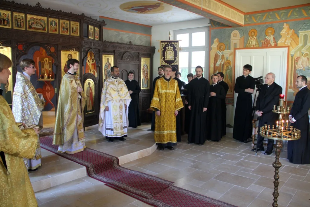 Кардинал в Русской семинарии во Франции