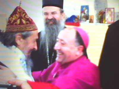 Еп. Афанасий (Евтич) в объятиях албанского епископа