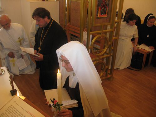Православный священник и кармелитки