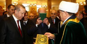 Зачем Александр Лукашенко поцеловал Коран