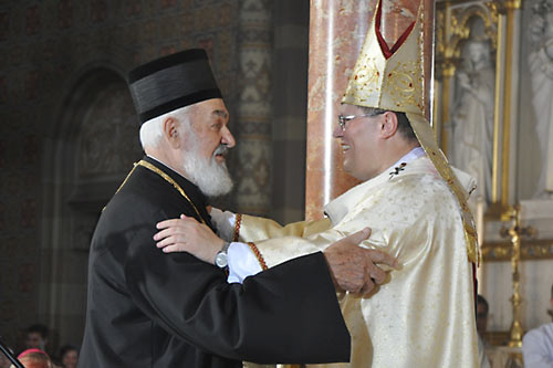 6 июля, хорватский г. Джаково. Еп. Осиекский и Бараньский Лукиан (Владулов) поздравляет нового поставленного католического епископа Джуро Хранича.