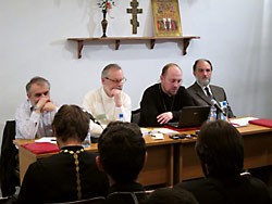 О. Андрей Мояренко (второй справа) на конференции секты о. Кочеткова в мае 2012 г.