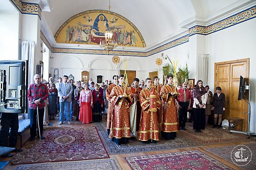 Ректор СПбДА еп. Петергофский Амвросий служит миссионерскую литургию с мультимедийным сопровождением. 16 мая 2013 г.