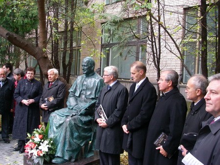 Памятник Иоанну-Павлу II открывали под одобрительные звуки из ОВЦС