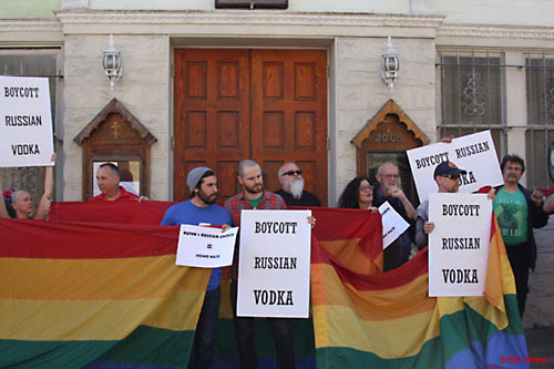 Акция протеста содомитов у Свято-Николаевского собора