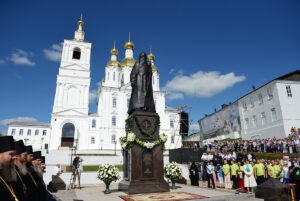Памятник Патриарху Сергию.