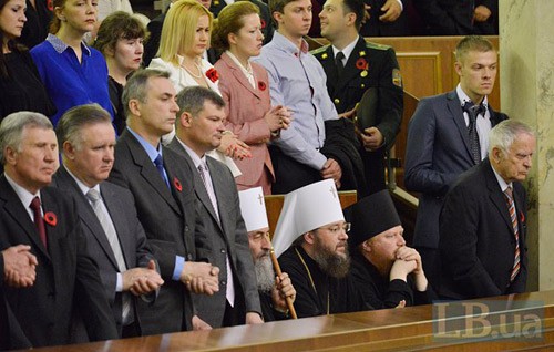 Представители УПЦ МП не встали при зачитывании имен украинских карателей