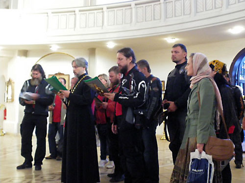 Ростислав Якубовский (в куртке на переднем плане) молится с байкерами.